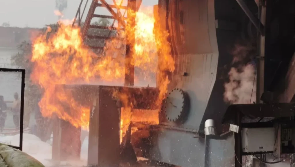 गीडा के ब्रान ऑयल बनाने की फैक्ट्री में लगी भीषण आग, काबू करने में जुटी फायर ब्रिगेड की गाड़ियां