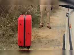 पहले पति की हत्या, फिर लाल सूटकेस में छिपाई लाश.. कारण जान सब हैरान!