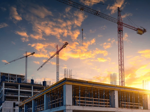 पोते के साथ निर्माणाधीन साइट पर गई थी दादी, सड़क पर जा रही कार की छत पर गिरीं, दोनों की मौत