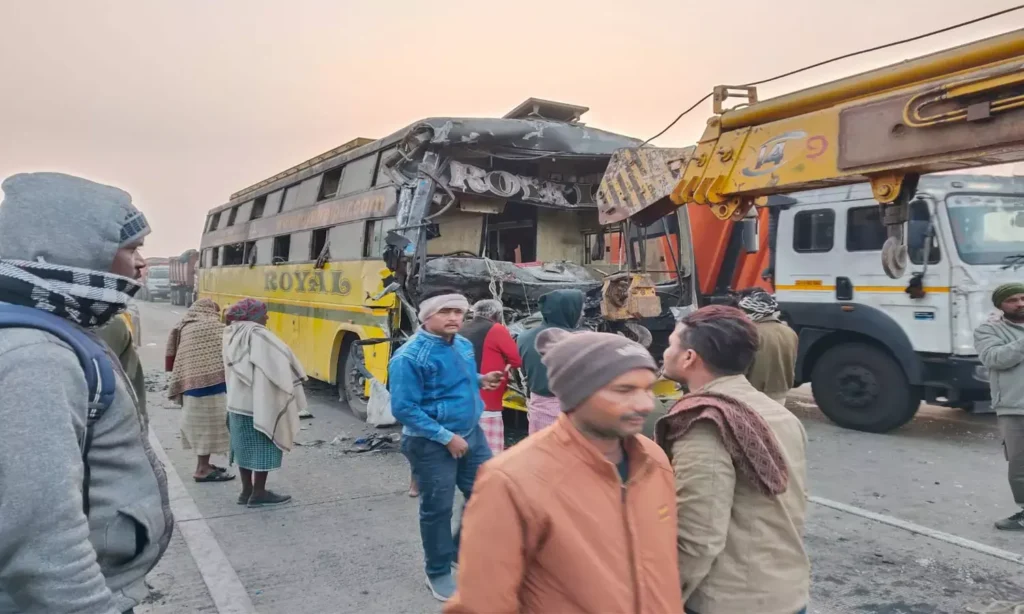बिहार से रायपुर आ रही रॉयल बस खड़े ट्रेलर से टकराई,मची चीख-पुकार