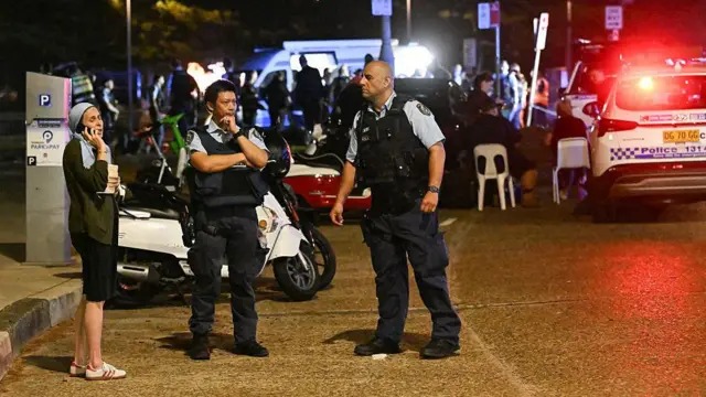 सिडनी में हनुक्का समारोह के दौरान भीषण गोलीबारी, 16 की मौत; बाप-बेटे पर हमला करने का आरोप