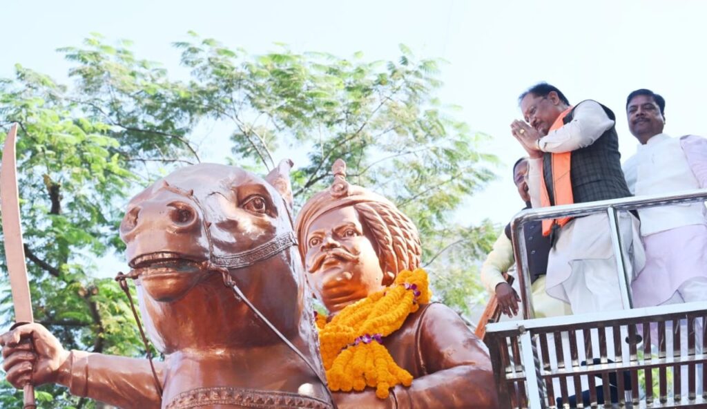 शहीद वीर नारायण सिंह की प्रतीमा पर CM साय ने किया माल्यार्पण, बलिदान को याद कर दी श्रद्धांजलि