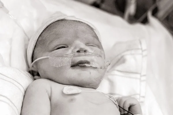 सिस्टम की लापरवाही ने ली नवजात की जान, रास्ते में खत्म हुई ऑक्सीजन, गोद में तड़पता रहा मासूम