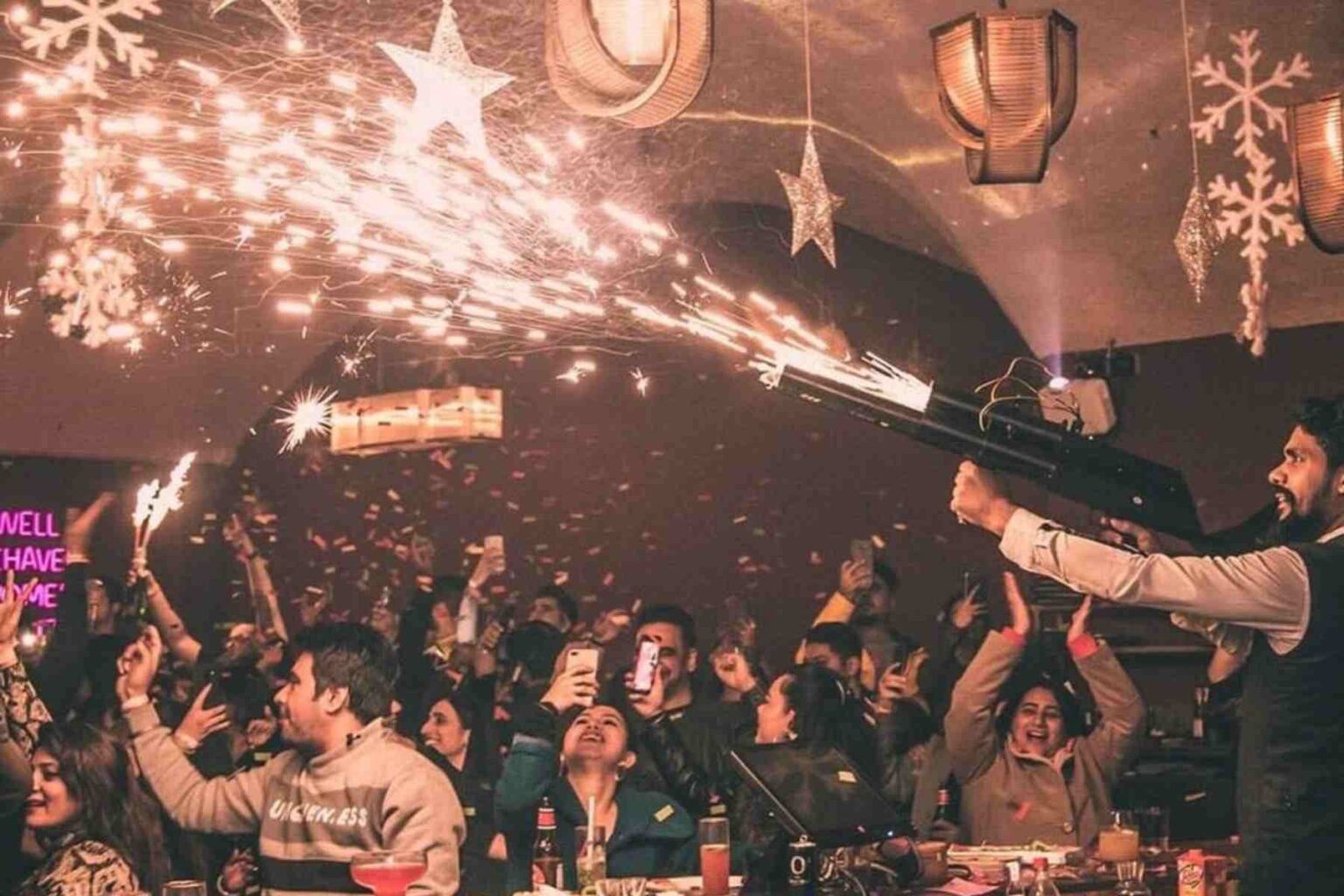नए साल के जश्न पर सख्ती, दिल्ली के क्लबों और रेस्टोरेंट में पटाखा फोड़ने पर लगी रोक