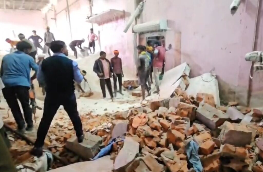 दीवार गिरने से 3 मजदूरों की मौत, ग्रामीण कर रहे नारेबाजी