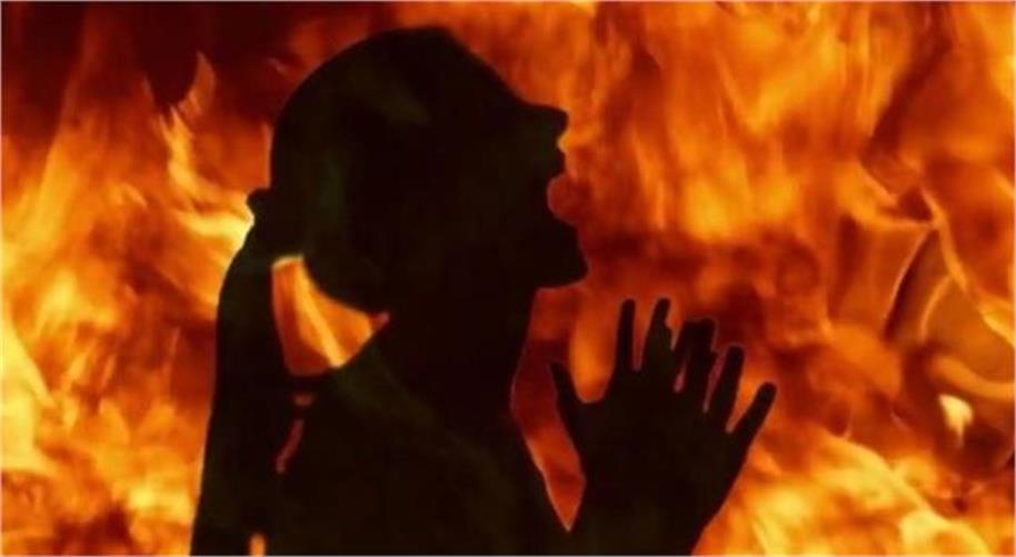 कोर्ट के आदेश के बाद मकान खाली कराने पहुंची टीम, कांग्रेस नेत्री ने लगाई आग, हालत बेहद नाजुक