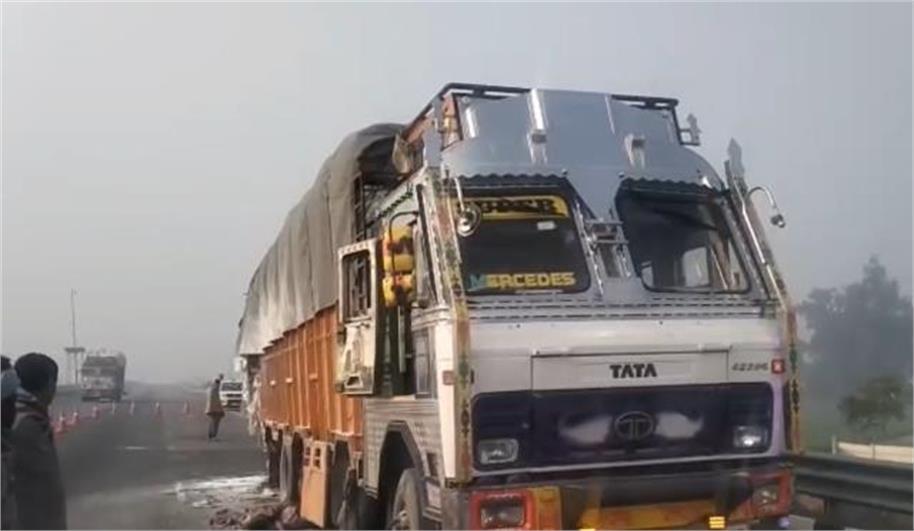 खड़े ट्रक में पीछे से ट्रक चालक ने मारी टक्कर, टायर बदल रहे ड्राइवर की मौत
