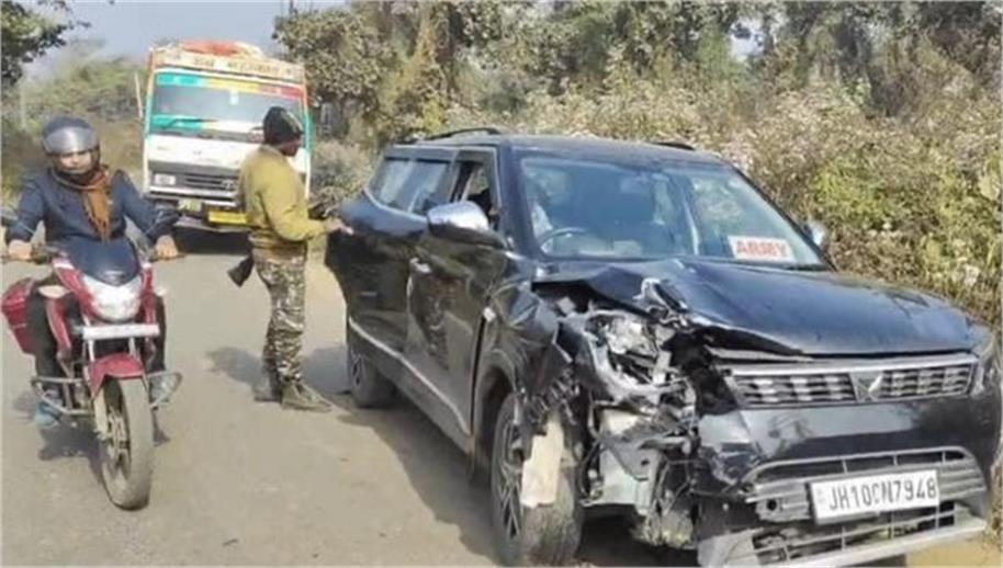 धनबाद : बलियापुर में कार और बाइक की टक्कर….उड़े परखच्चे; एक शख्स बुरी तरह से घायल