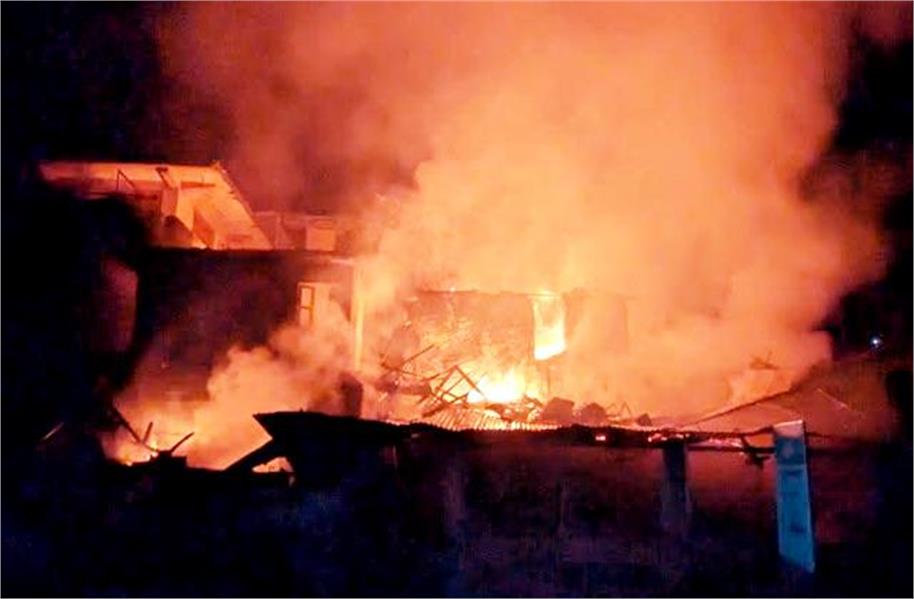 Baramulla में आग से मकान पूरी तरह जलकर राख, प्रशासन से गुहार