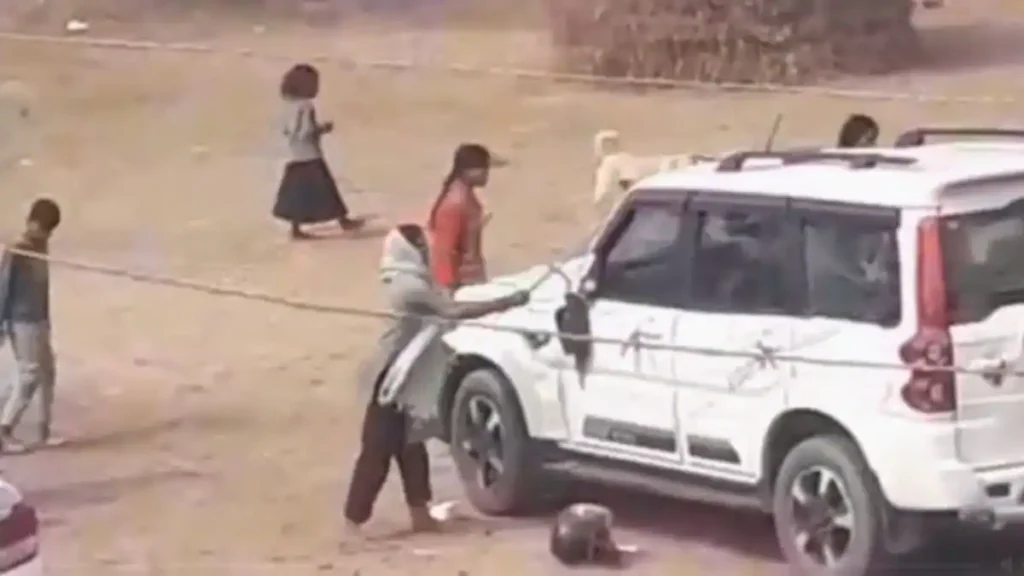 पंचायत भवन में जबरदस्त बवाल चले लाठे-डंडे और ईंट-पत्थर -जलेबी को लेकर विवाद…