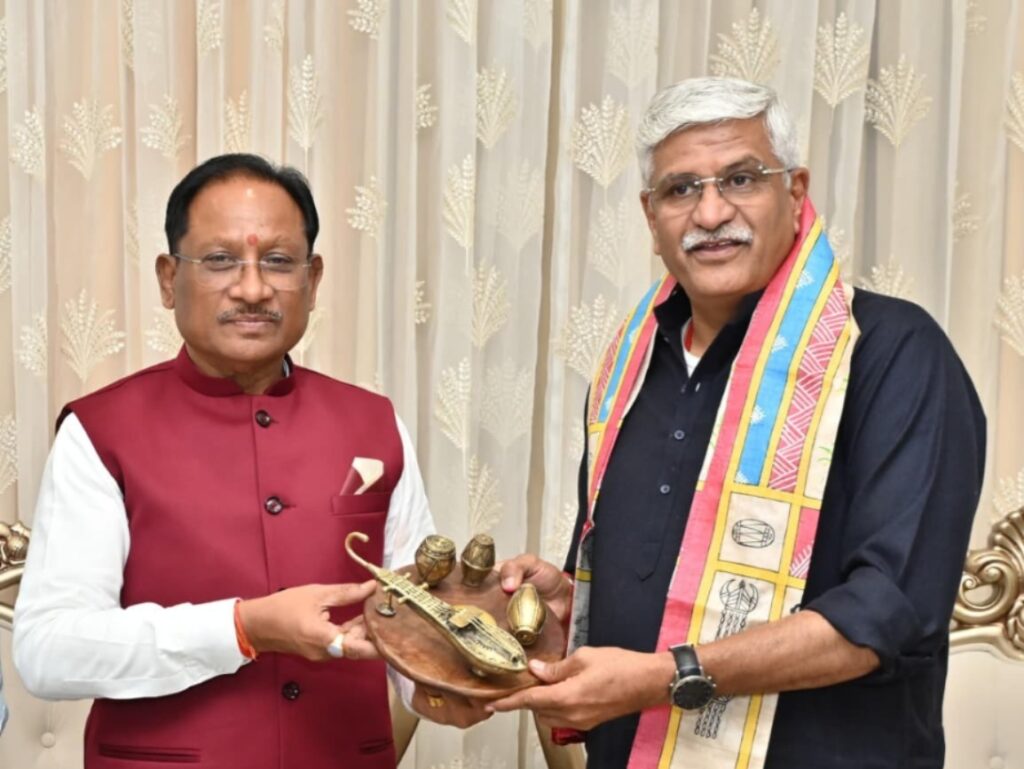 केंद्रीय पर्यटन एवं संस्कृति मंत्री श्री गजेन्द्र सिंह शेखावत ने मुख्यमंत्री श्री विष्णुदेव साय से की सौजन्य भेंट