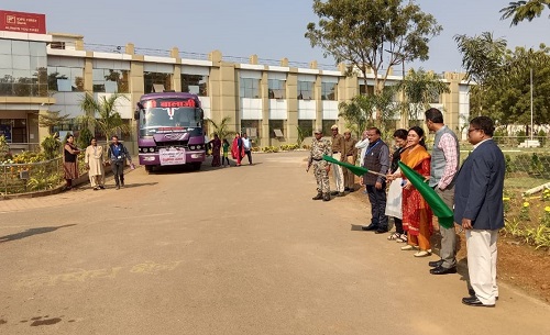 शैक्षणिक भ्रमण हेतु जाने वाले छात्र-छात्राओं को हरी झण्डी दिखाकर कलेक्टर श्रीमती मिश्रा ने किया रवाना…