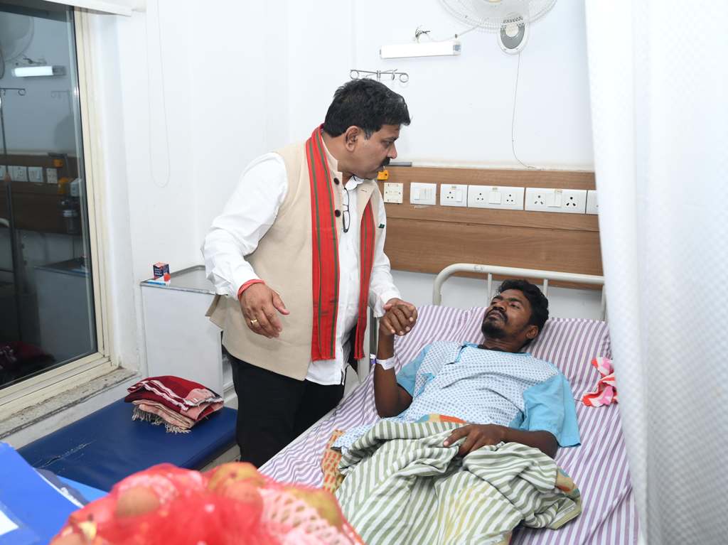 उपमुख्यमंत्री विजय शर्मा, आईईडी ब्लास्ट में घायल जवानों से मिले…