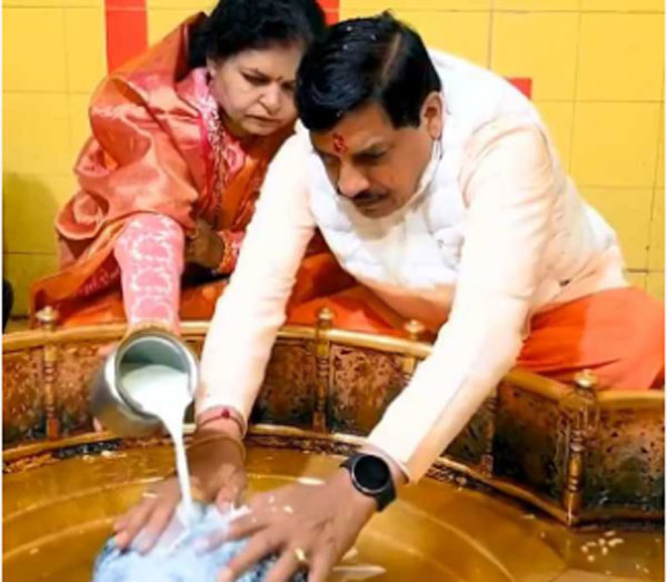 मध्यप्रदेश के मुख्यमंत्री डॉ मोहन यादव ने सपत्नीक बृहस्पति मंदिर में दर्शन कर पूजा अर्चना की