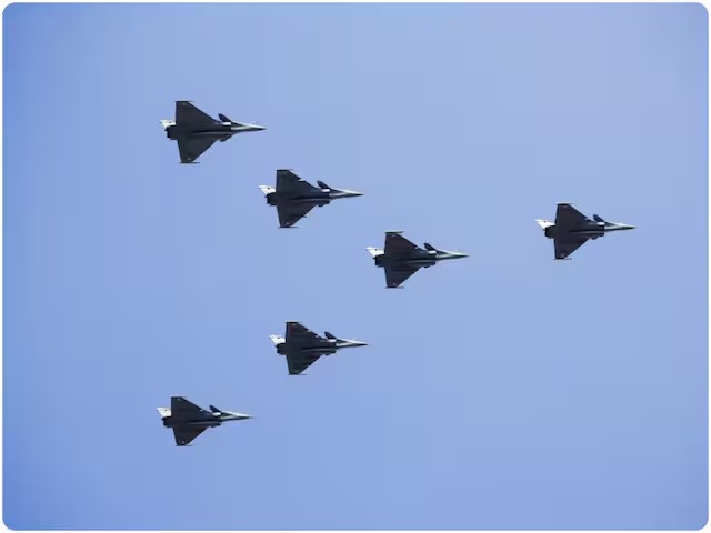 ऑपरेशन सिंदूर फॉर्मेशन में जब भारतीय वायुसेना के विमान गरजते हुए कर्तव्य पथ पर से गुजरे तो तालियों की गड़गड़ाहट से गूंज उठा पूरा कर्तव्यपथ