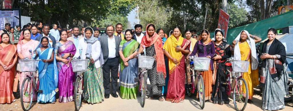 मंत्री श्रीमती लक्ष्मी राजवाड़े ने भटगांव विधानसभा क्षेत्र में 30 महिला हितग्राहियों को साइकिल सौंपी