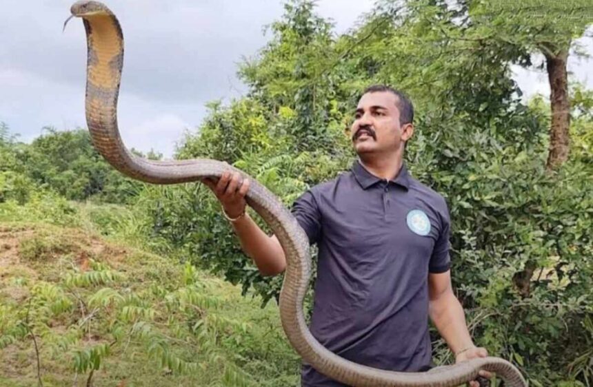 एम्बुलेंस में गांजा तस्करी का मास्टरमाइंड निकला मशहूर यूट्यूबर-सर्प मित्र,यूट्यूब पर 56 लाख सब्सक्राइबर …