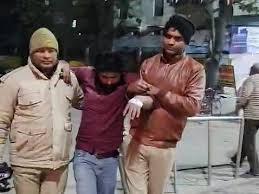 आजमगढ़ में मुठभेड़ में 2 शराब तस्कर गिरफ्तार:एक के पैर में लगी गोली…