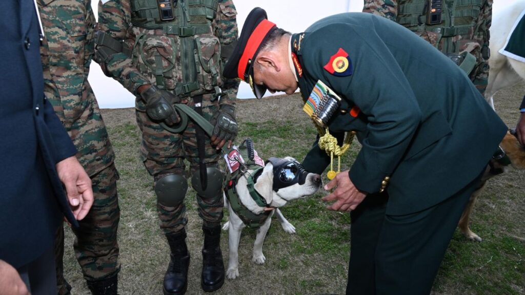 भारतीय सेना प्रमुख ने विशेष साथियों को किया सम्मानित, इनमें बैक्ट्रियन ऊंट, जांस्कारी पोनी, आर्मी डॉग्स शामिल