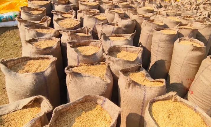 धान की खुशहाली से सजी खुशियाँ:किसान प्रेमचंद लहरे 9.61 लाख की धान बिक्री से करेंगे भतीजी का विवाह