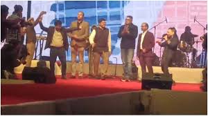 कैलाश खेर ने बांधा समा, काला चश्मा लगाकर नाचे मंत्री किरोड़ी