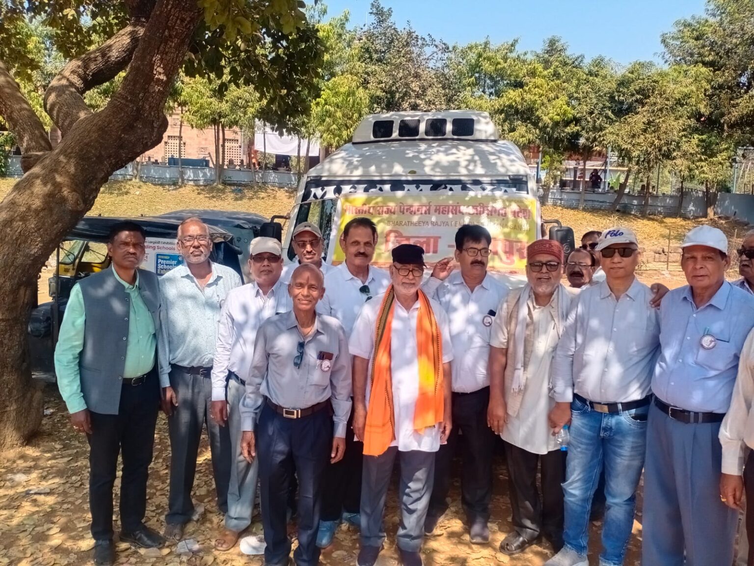 धार्मिक एवं सांस्कृतिक यात्रा में पेंशनर्स ने प्राप्त किया आध्यात्मिक और सांस्कृतिक अनुभव