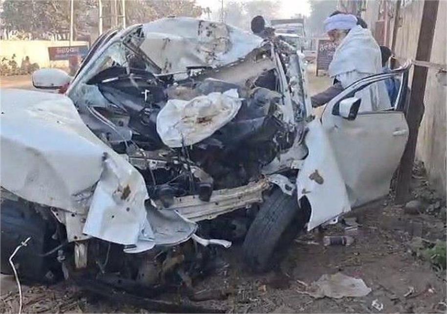 डिवाइडर से टकराई कार, तिलक समारोह से लौट रहे तीन चचेरे भाइयों की मौत, पसरा मातम