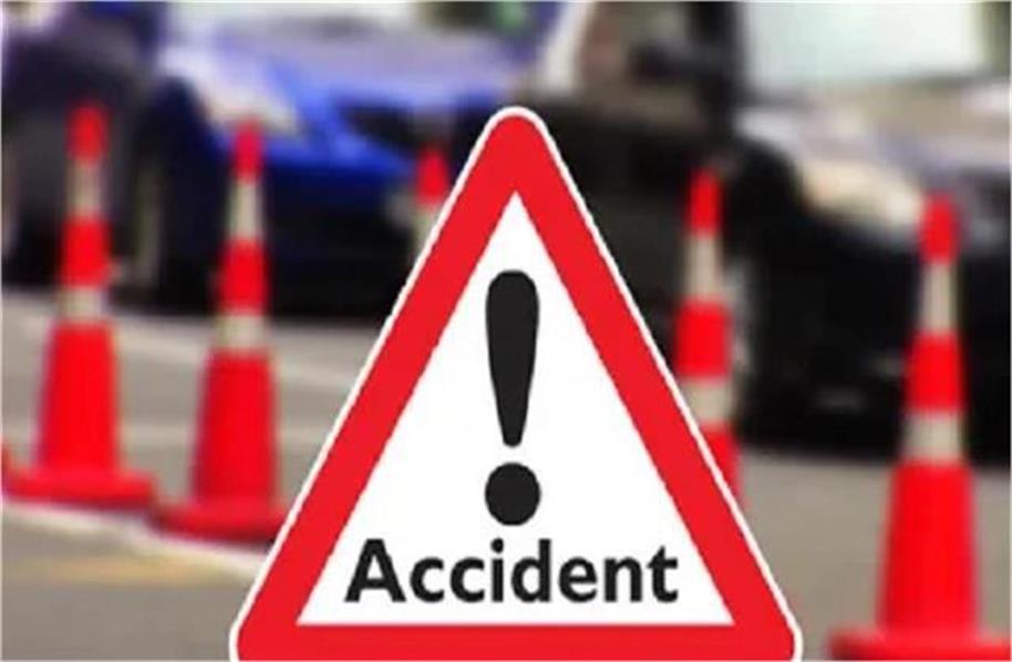 अज्ञात वाहन की टक्कर से महिला की मौत, चार घायल