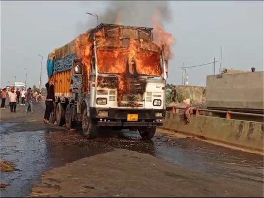 जोरदार टक्कर के बाद आग का गोला बना ट्रक, 3 वाहन जलकर खाक. एक व्यक्ति की मौत, दूसरा गंभीर