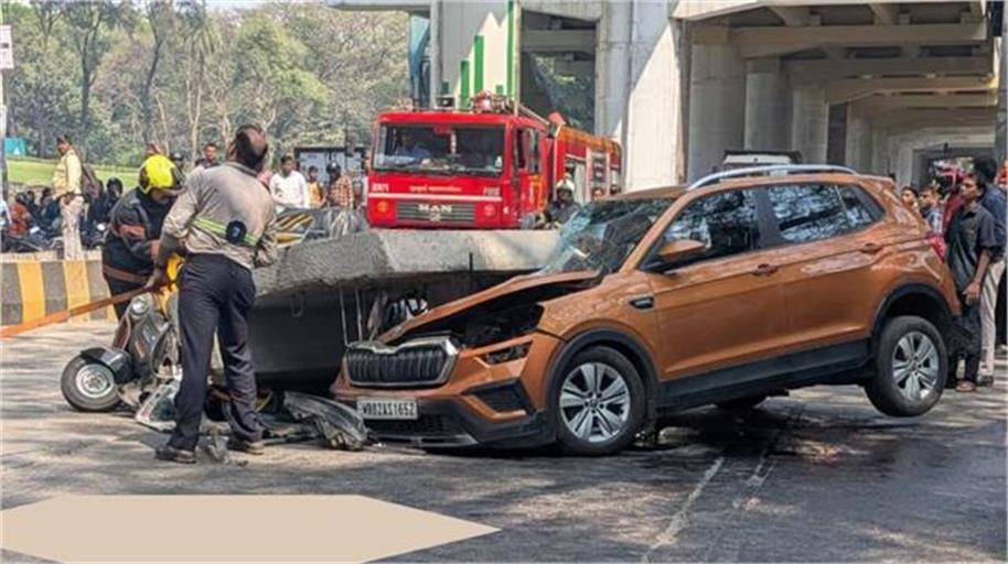 मुलुंड में मेट्रो पिलर का हिस्सा गिरा, ऑटो और कार के उड़े परखच्चे, 4 लोग घायल