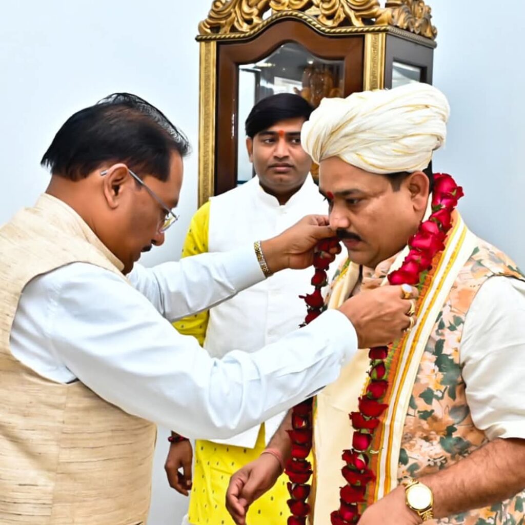 सीएम साय और विस अध्यक्ष डॉ. रमन से मिले पंडोखर महाराज