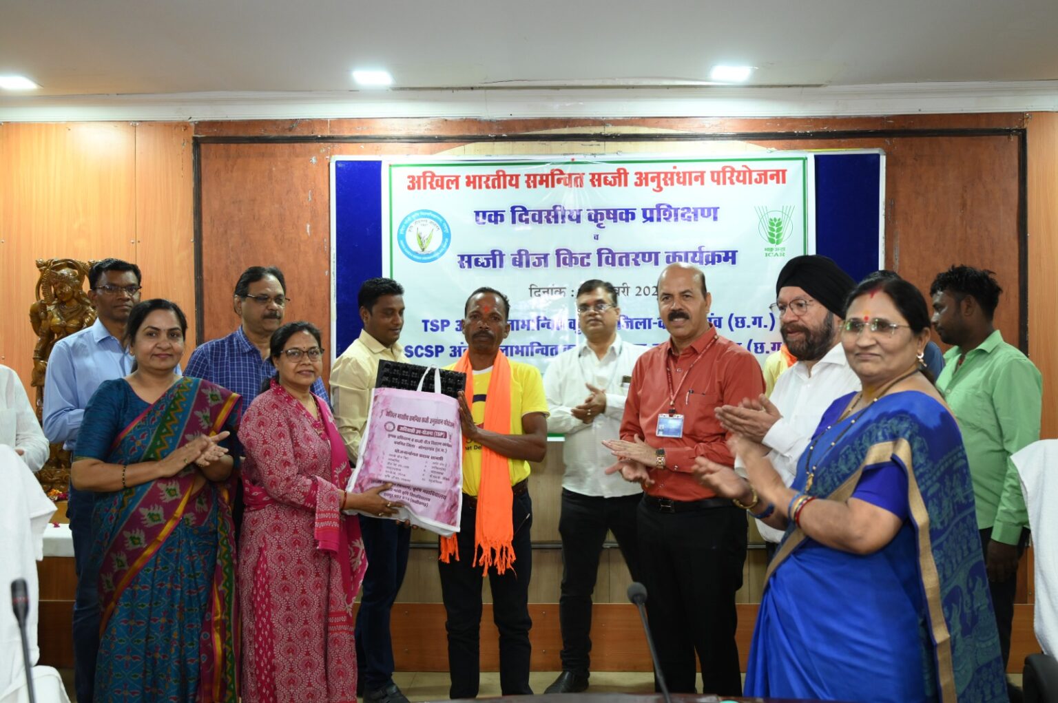 कृषि महाविद्यालय, रायपुर में अखिल भारतीय समन्वित सब्जी अनुसंधान परियोजना के अंतर्गत एक दिवसीय कृषक प्रशिक्षण एवं सब्जी बीज वितरण कार्यक्रम संपन्न