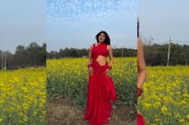 खेतों में खड़े हो लड़की ने लाल साड़ी पहन Saree ka Fall Sa गाने पर किया बेहतरीन डांस