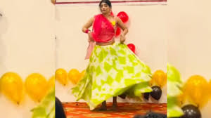रंग बिरंगा घाघरा पहन कॉलेज में लड़की ने किया हरियाणवी डांस