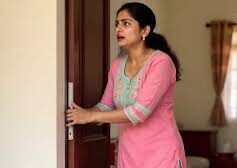 कमरे के अंदर गर्लफ्रेंड के साथ था पति, पत्नी ने लगा दिया ताला, फिर बुलाई पुलिस, दोनों हिरासत में