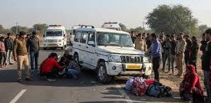 माता जी के दर्शन कर लौट रहे श्रद्धालुओं की गाड़ी पलटी, महिला-बच्चों समेत परिवार के 24 लोग घायल