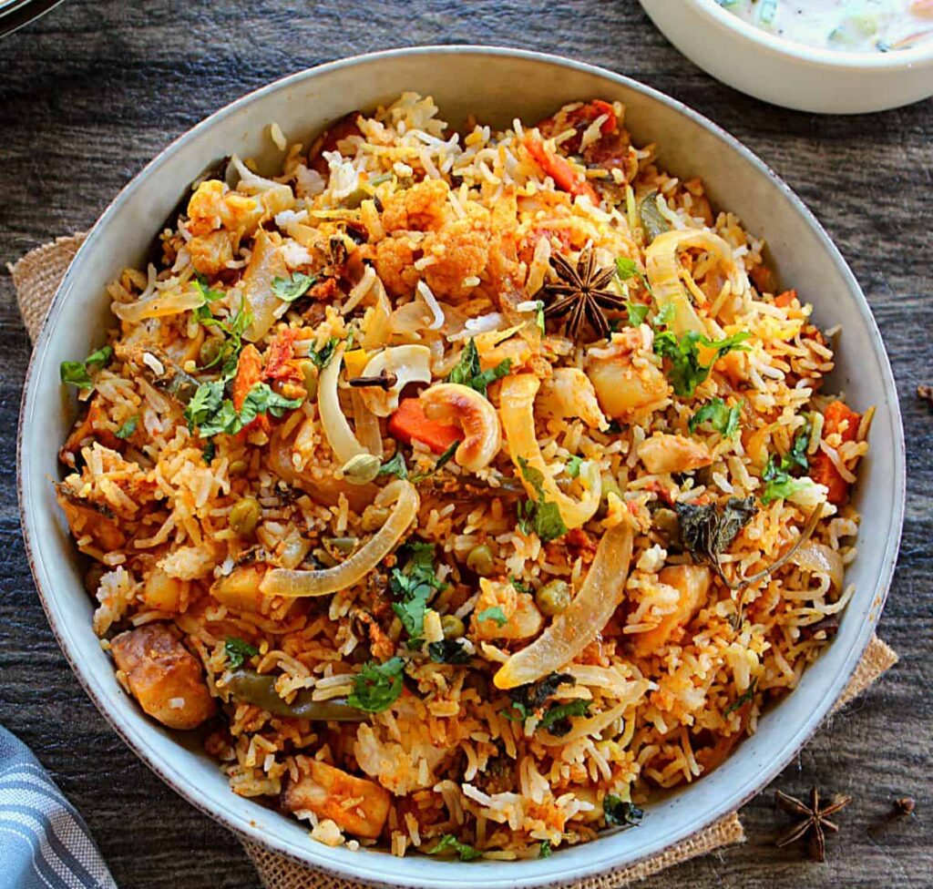 स्वादिष्ट वेज बिरयानी बनाना है! इस आसान रेसिपी से बनाये और पाए होटल जैसे स्वाद