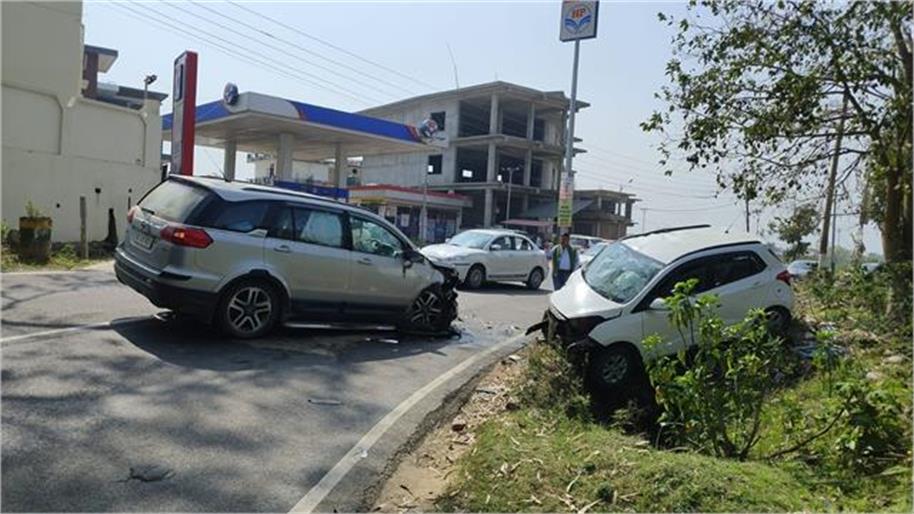 देहरा में आमने-सामने टकराईं दो कारें, 3 घायल…