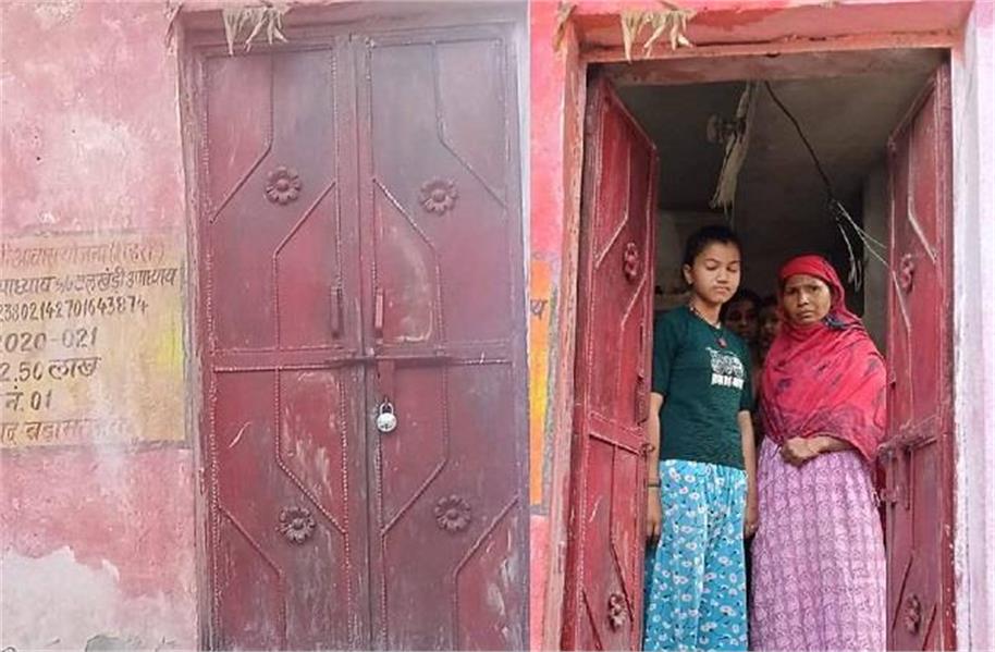 दिल दहलाने वाला कांड,पत्नी और 3 बेटियों को कमरे में ताला लगाकर खुद दूसरे कमरे में जाकर फंदे पर लटका