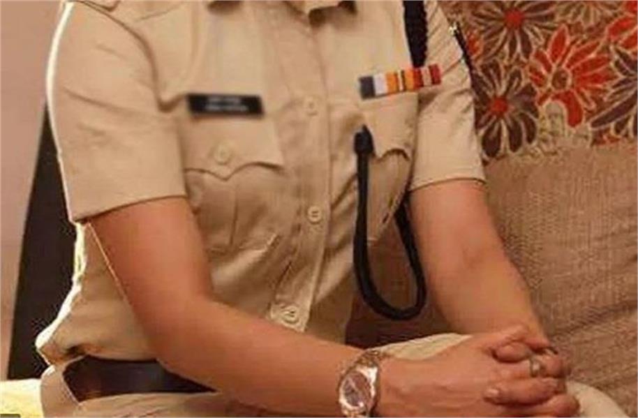 हेड कॉन्स्टेबल ने मुझे कार में खींचा और शारीरिक संबंध बनाने का प्रयास किया…’ महिला कॉन्स्टेबल ने लगाए गंभीर आरोप