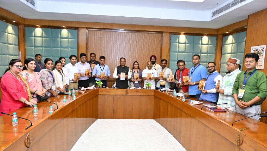 छत्तीसगढ़ की महिला पत्रकारों के गुजरात भ्रमण पर आधारित’मोदी के राज्य से लौटकर’ सुश्री निशा द्विवेदी की पुस्तक का मुख्यमंत्री ने किया विमोचन…