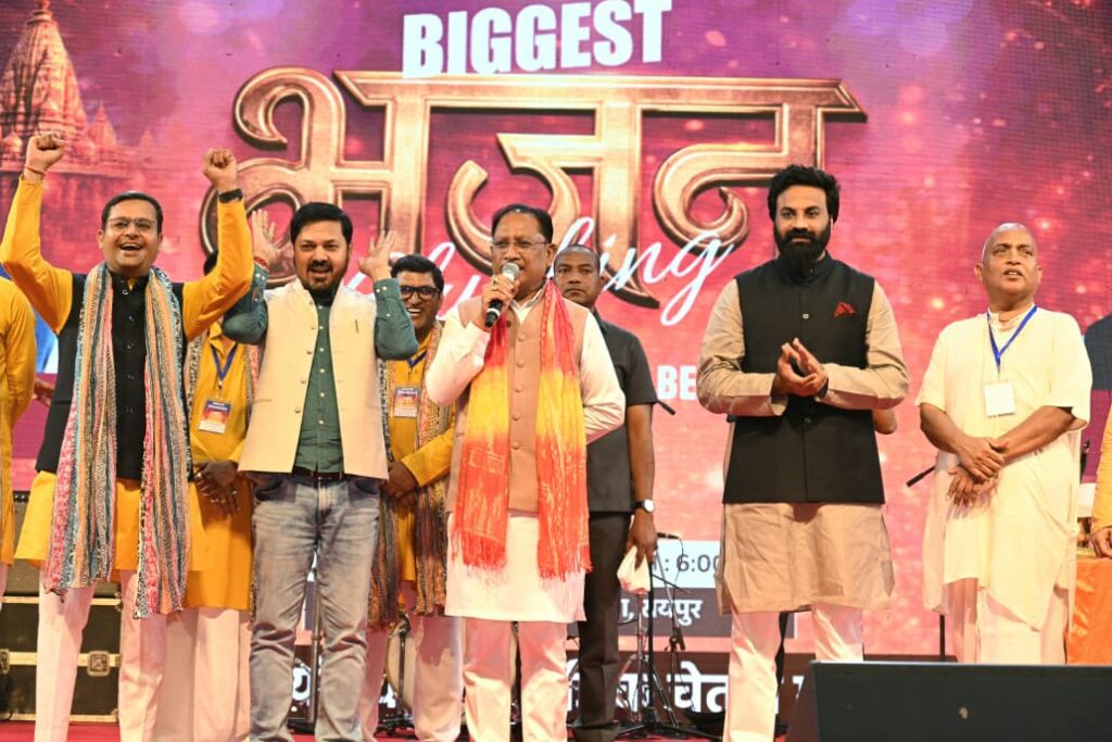 मुख्यमंत्री माधवास रॉक बैंड के ‘बिगेस्ट भजन क्लबिंग’ कार्यक्रम में हुए शामिल-मुख्यमंत्री श्री साय ने भक्तों के संग खेली फूलों की होली