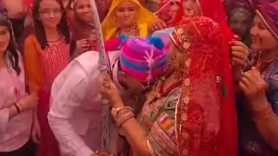 परंपरा और आधुनिकता का यह संगम शादी में भावुक कर देने वाली रस्म! IPS केके विश्नोई ने मां का दूध पीकर निभाई परंपरा…