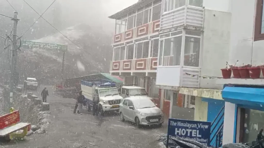 एक बार फिर मौसम ने ली करवट बर्फ ने फिर ढके पहाड़, ठंडी हवाओं संग लौटी सर्दी…