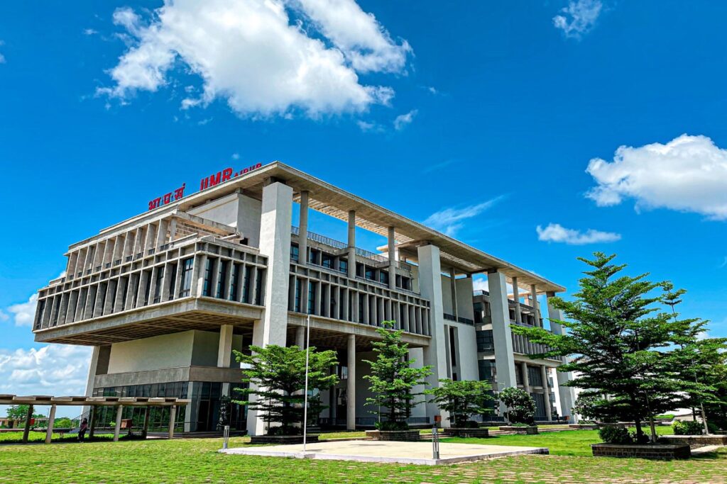 छत्तीसगढ़ के युवाओं के लिए सुनहरा अवसर: आईआईएम रायपुर में ‘मुख्यमंत्री सुशासन फेलोशिप’ के साथ एमबीए के लिए आवेदन शुरू