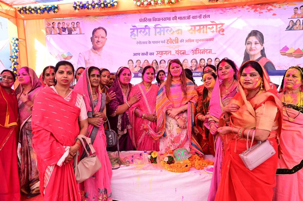 होली मिलन समारोह में भाजपा महिला मोर्चा की महिलाओं संग विधायक भावना बोहरा ने होली का उत्सव मनाया