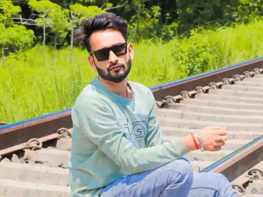 रविवार को उसे लौटना था वापस,शनिवार को उसके ही दोस्तों ने गोली मारकर कर दी हत्या…