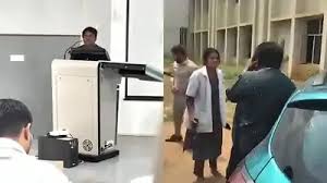 भरी कक्षा में एक MBBS छात्रा को प्रोफेसर ने ‘आई लव यू’ बोल दिया,प्रोफेसर की हो गई धुनाई…