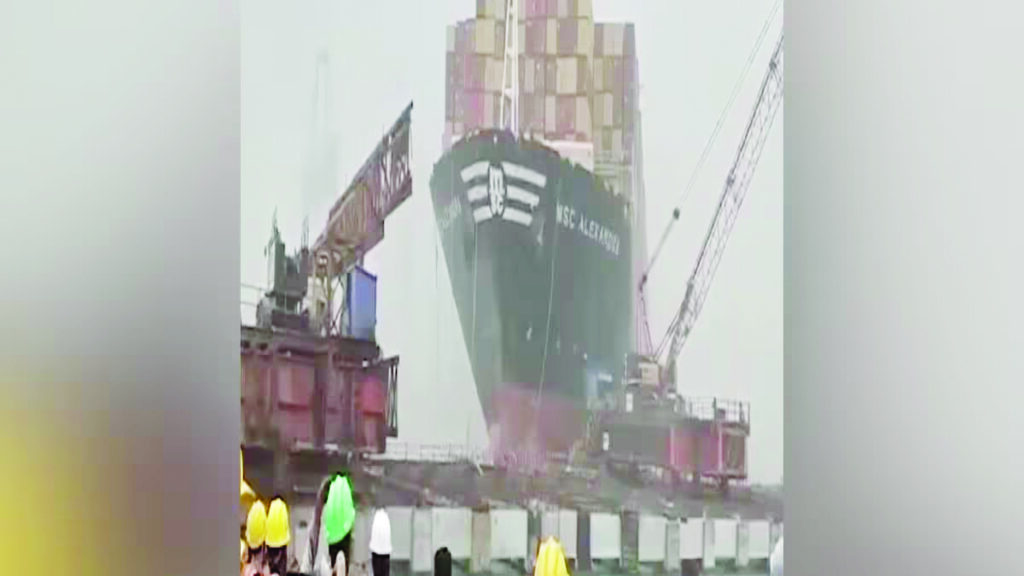 तेज हवाओं में रस्सी टूटी, लहरों में डोलने लगा जहाज… मच गई अफरा-तफरी