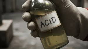 सनकी बॉयफ्रेंड की करतूत, एक्स GF समझ किसी और महिला पर फेंक दिया तेजाब